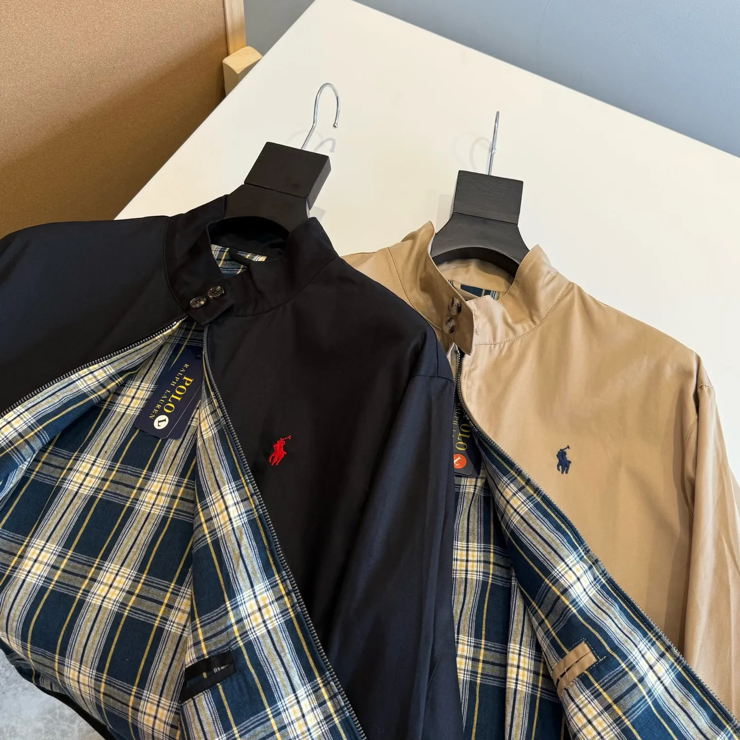 P350 model number: R05 Ralph Lauren unisex old money style old cadre stand collar workwear Harrington jacket color #khaki black size #M L The fabric has a double-layer shin feel and is full of weight! It's not as heavy as a regular jacket, and the ordinary cotton material feels really different. This one is super comfortable, soft and stylish, and has a green plaid interior that has a retro movie fashion feel! The fit is loose but not baggy. The size is just right and not picky. The dropped shoulder design modifies the shoulders without making them look bulky. This silhouette is a style that will never go out of style after being worn for a long time. The upper body is also very durable and recognizable. The loose and reasonable fit can be worn by both men and women. It is easy to create a clean and refreshing boyish look. Length: 68/70/72/74 Bust: 122/126/130/134 Shoulder width: 53/54/55/56 Sleeve length: 65/66/67/68